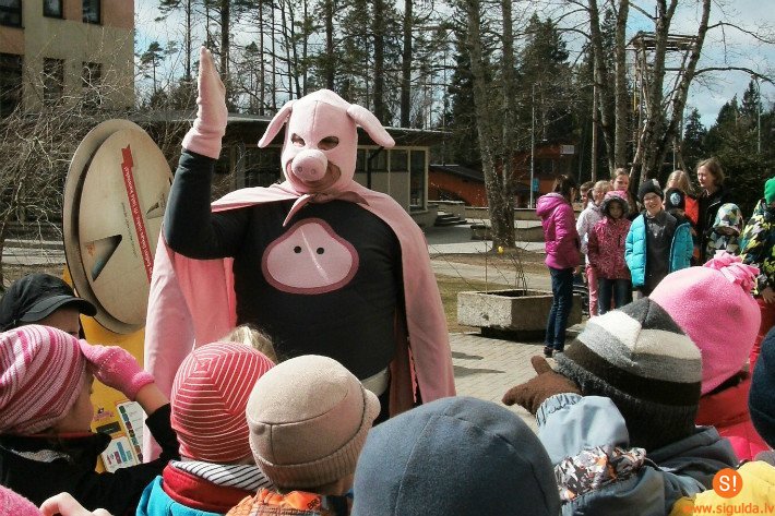 Cūkmens izglīto Laurenču sākumskolas bērnus