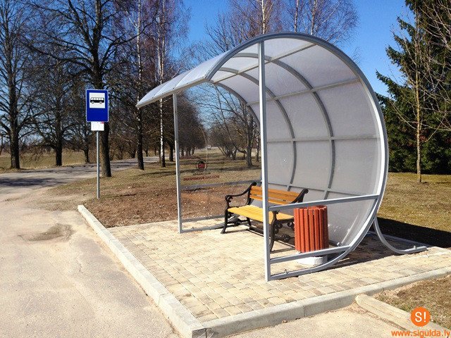 „Siguldas Būvmeistars” siguldiešiem dāvina autobusu pieturu