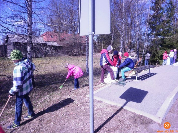Allažu pamatskolas skolēni sakopj skolas apkārti