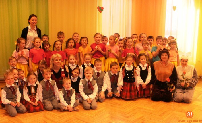 Bērnudārzā „Saulīte” ciemojas deju kolektīvs no Berģiem