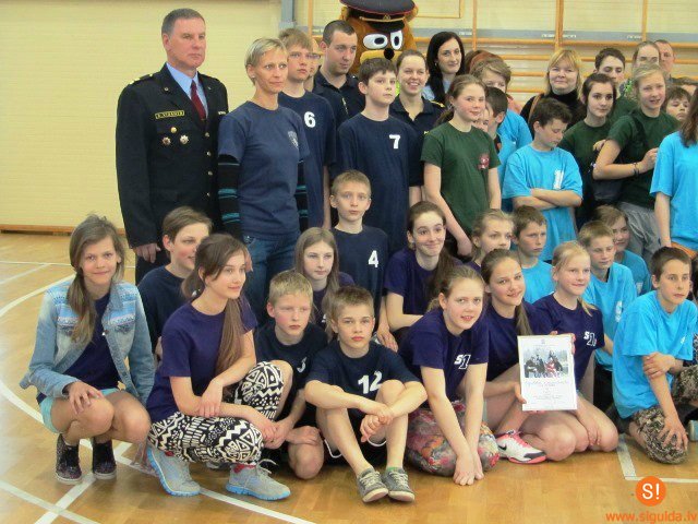 Skolēni piedalās policijas rīkotajās sacensībās