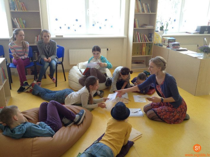 Tikšanās ar rakstnieci Luīzi Pastori Laurenču sākumskolā