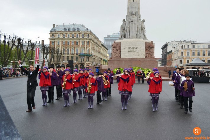 Sudrabskaņa uzvar pūtēju orķestru defile finālkonkursā