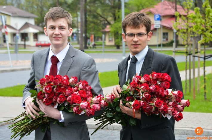 Jau otro gadu Maijas dienā Siguldas jaunieši dāvina rozes