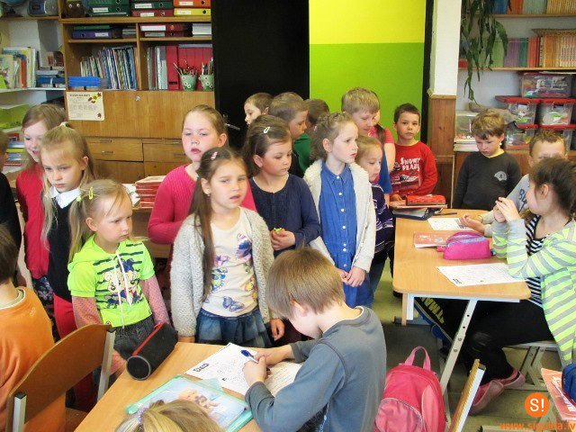 Topošie pirmklasnieki un viņu vecāki ciemojas Siguldas 1.pamatskolā