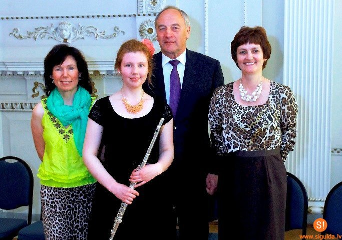 Skolēni piedalās konkursa ”Vēsture ap mums” noslēguma ceremonijā