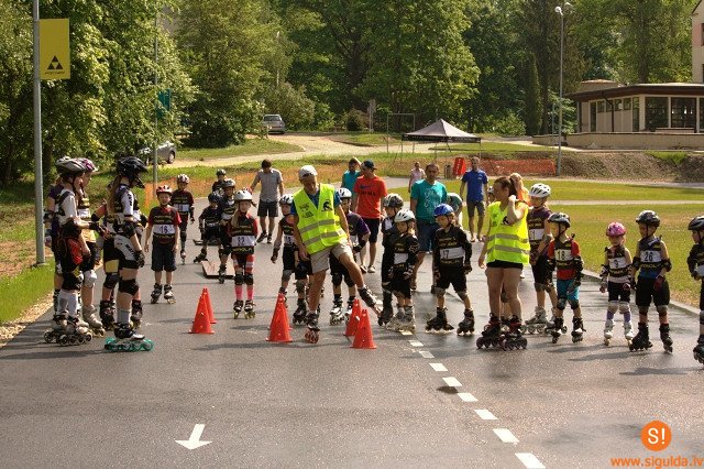 Aizvadītas bērnu skrituļslidošanas un skrejriteņu sacensības
