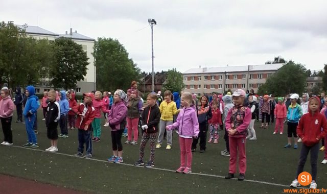 Novada skolu pirmās klases pulcējas sporta dienā