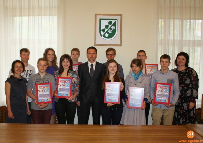 Priekšsēdētājs sveic Jauno lidotāju skolas dalībniekus