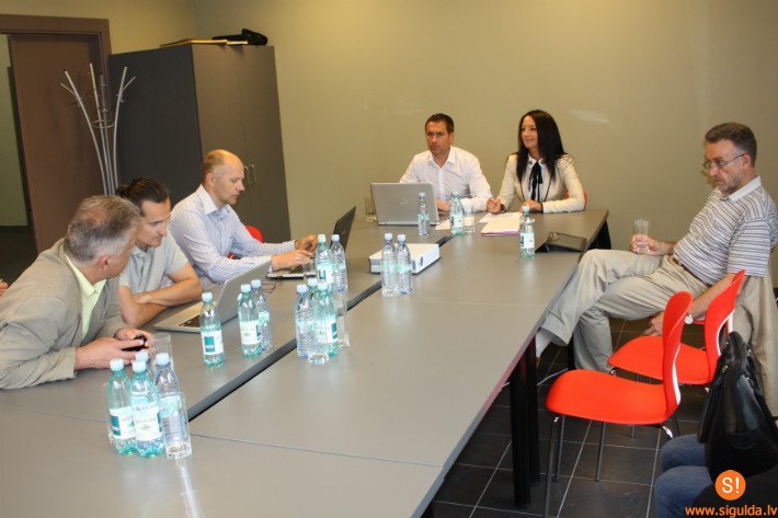 Domes deputāti tiekas izbraukuma sēdēs Laurenčos