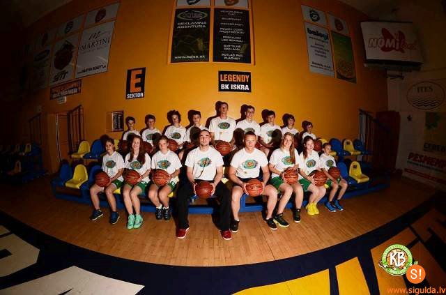 Siguldas meitenes starptautiskajā bērnu basketbola nometnē Slovākijā