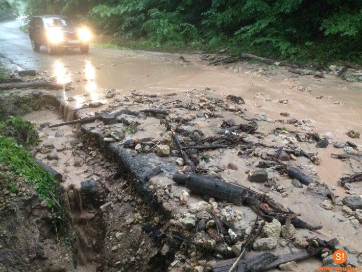 Siguldā negaisa dēļ radušies plūdi, izskaloti autoceļi