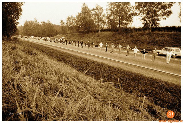 Aicina apmeklēt fotogrāfiju izstādi veltītu Baltijas ceļa 25-gadei