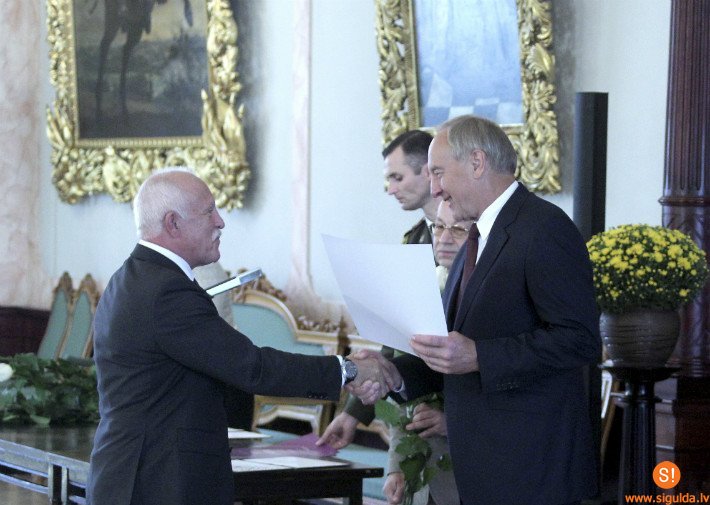 Siguldas Valsts ģimnāzija saņem ceļojošo balvu “Lielā pūce”