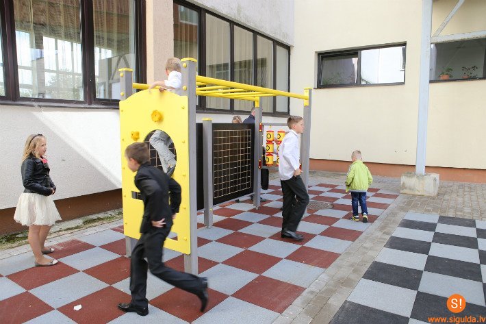 Pie Siguldas 1.pamatskolas izveidots aktīvās atpūtas laukums