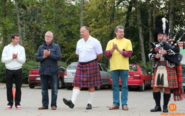 Biedrības „Cerību spārni” Kalniešu spēlēs Siguldā apmeklētāji ziedo kopīgam mērķim