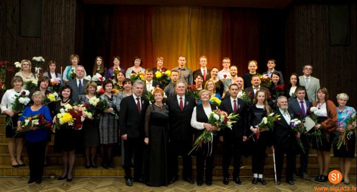 Svinīgā Valsts svētku pasākumā godināti novadnieki