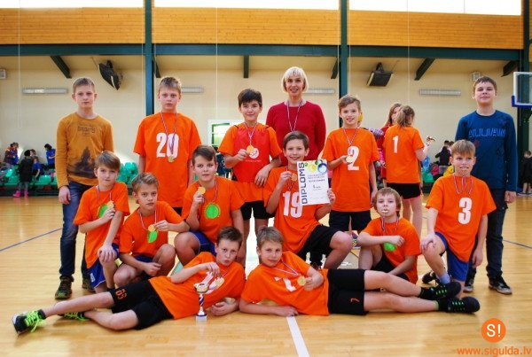 Tautasbumbas sacensībās uzvar Siguldas pilsētas vidusskola