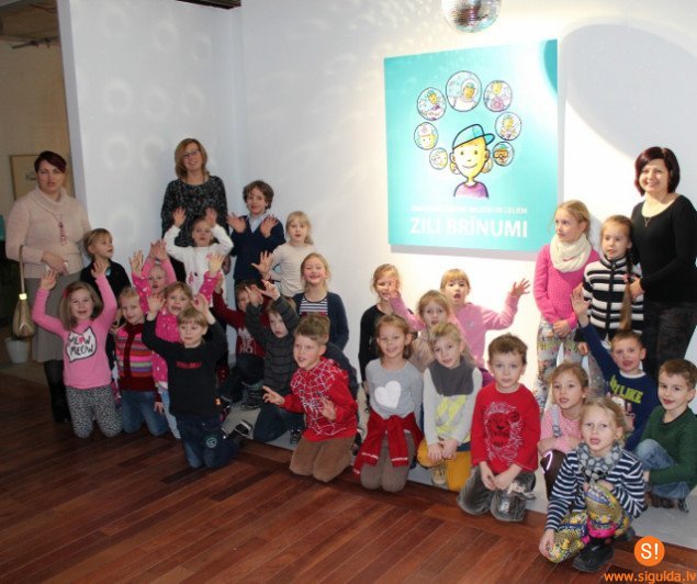 Bērnudārza „Ieviņa” bērni apmeklē zinātkāres centru „Zili brīnumi”