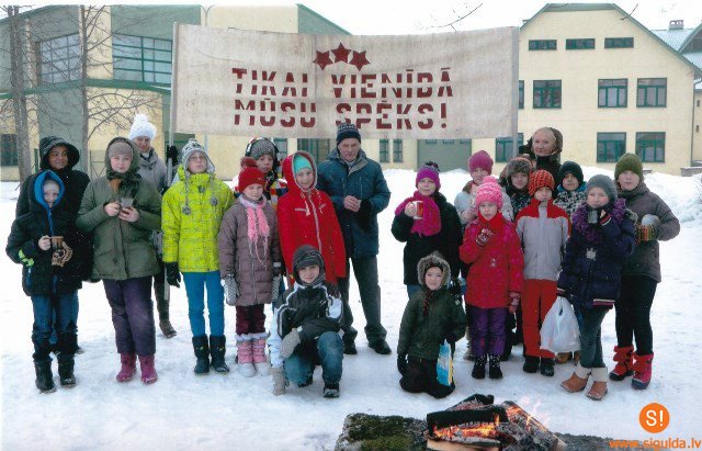 Allažu pamatskolas skolēni izzina barikāžu laiku