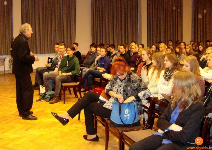 Ģimnāzisti tiekas ar Daini Īvānu