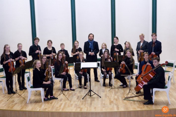 Siguldas Jauniešu kamerorķestris atklāj tautas mūzikas tradīcijas!