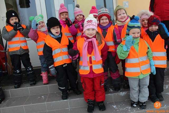 Bērnudārza „Ieviņa” audzēkņiem uzdāvina atstarojošās vestes