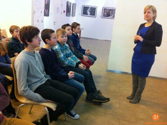 Skolēni iepazīst Eiropas Savienības darbību