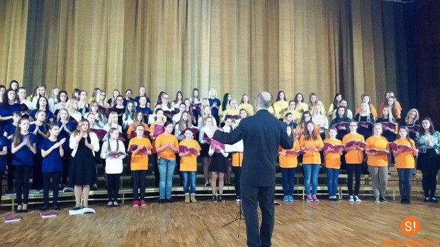 Skolēnu koru sadziedāšanās