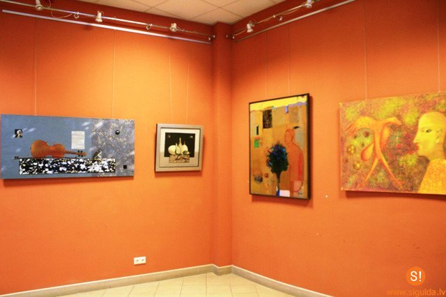 Mākslu skolā skatāma unikāla gleznu izstāde