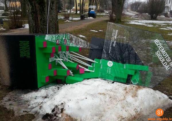 Izdemolēti vides gaismas objekti Maija parkā; lūdz atsaukties aculieciniekus