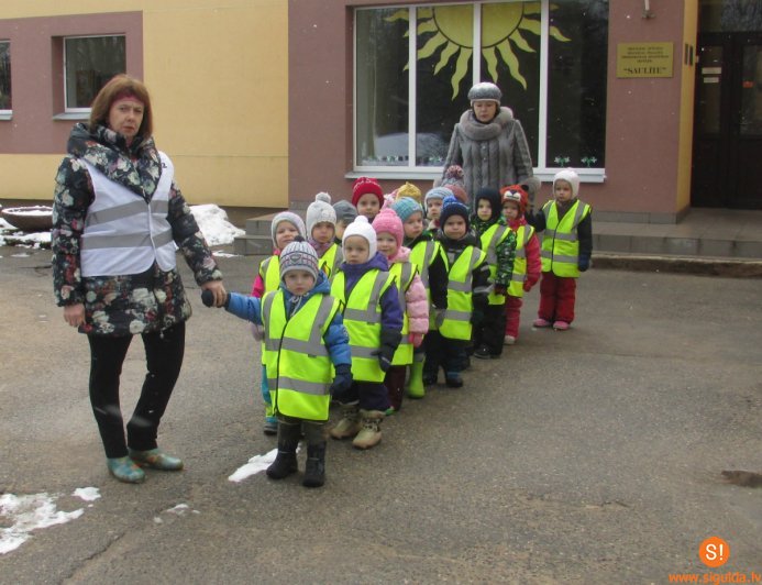 Bērnudārza „Saulīte” bērni pastaigāsies atstarojošās vestēs