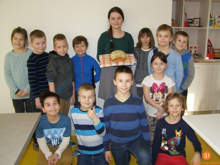 Laurenču sākumskolā aizvadīts pasākums, kurā godināta rudzu maize