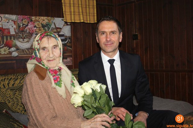 Domes priekšsēdētājs sveic allažnieci Lūciju Brazauskaiti 101 gada jubilejā