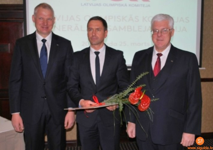 Siguldas novada Domes priekšsēdētājs saņem Latvijas Olimpiskās komitejas goda zīmi