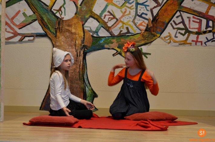 Laurenču sākumskolas skolēni atrāda iestudētās teātra izrādes