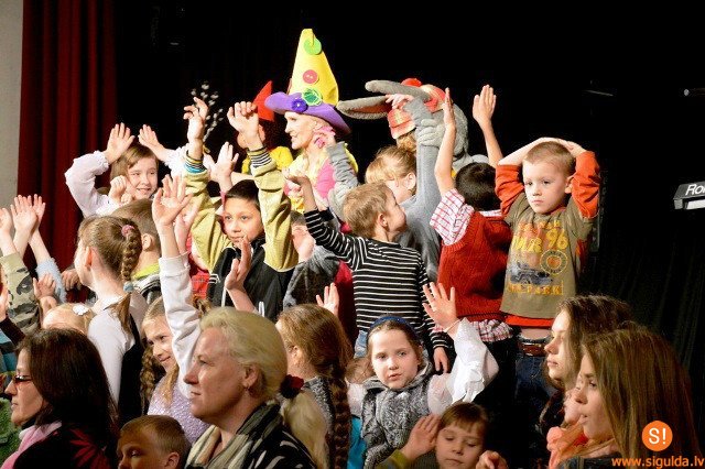 Siguldas novada bērni piedalās labdarības pasākumā