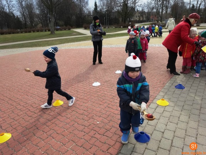 Bērnudārza „Ābelīte” bērni svin Lieldienas Svētku laukumā