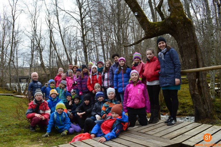 Laurenču sākumskolas skolēni piedalās talkā Ieriķu dzirnavās