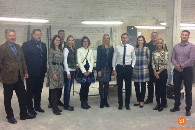 Uzņēmēju padome viesojas mākslīgā akmens darbnīcā Siguldā