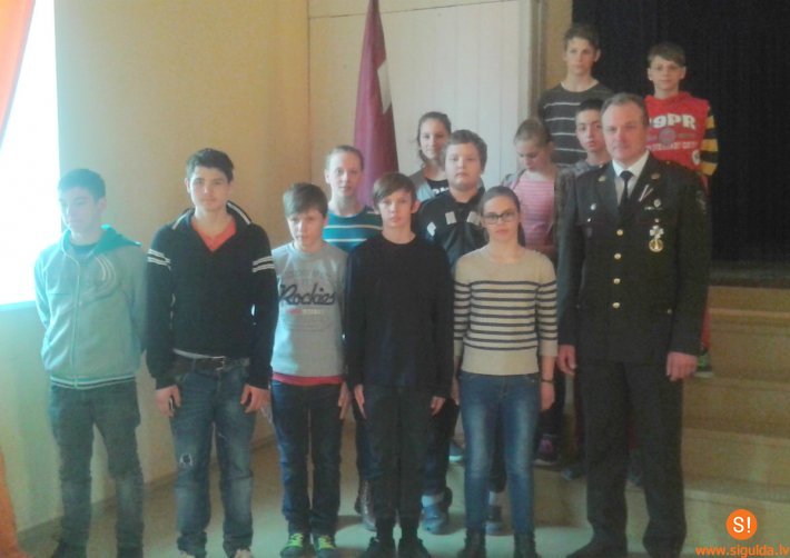 Mores pamatskolas skolēnus uzņem jaunsargos