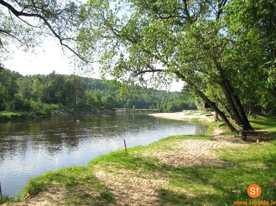 Siguldas pilsētas peldvietā ūdens kvalitāte vērtējama kā izcila