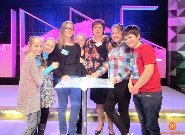 TV spēle „Gudrs, vēl gudrāks” ciemojas Siguldas 1.pamatskolā