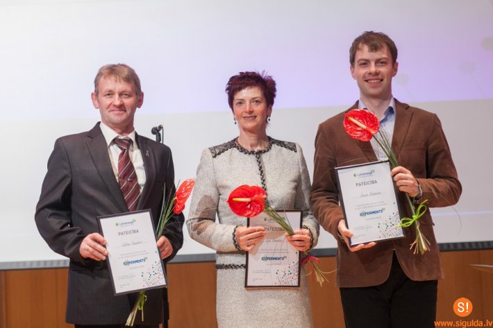 Siguldas skolotāji saņem apbalvojumus par jauniešu ieinteresēšanu fizikā