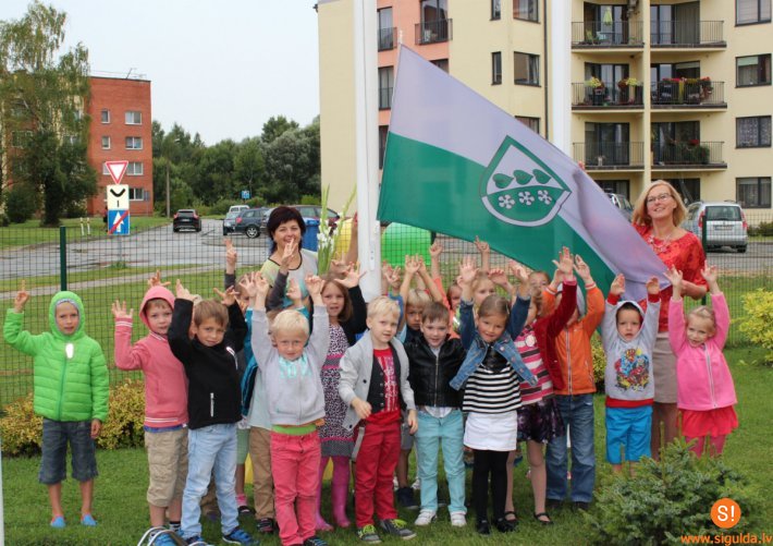 Pie Siguldas novada pašvaldības izglītības iestādēm ik dienas plīvos novada karogs