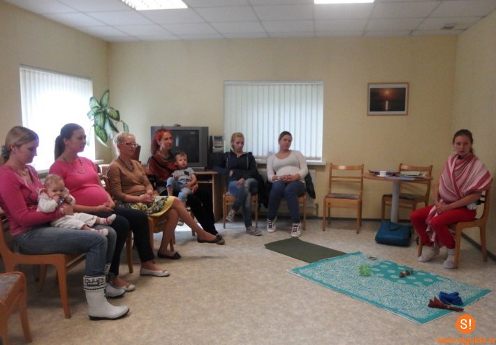 Aizvadīta pirmā tikšanās topošajām un jaunajām māmiņām