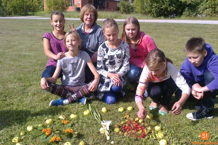 Mores pamatskolas skolēni sveic rudeni ar izstādi