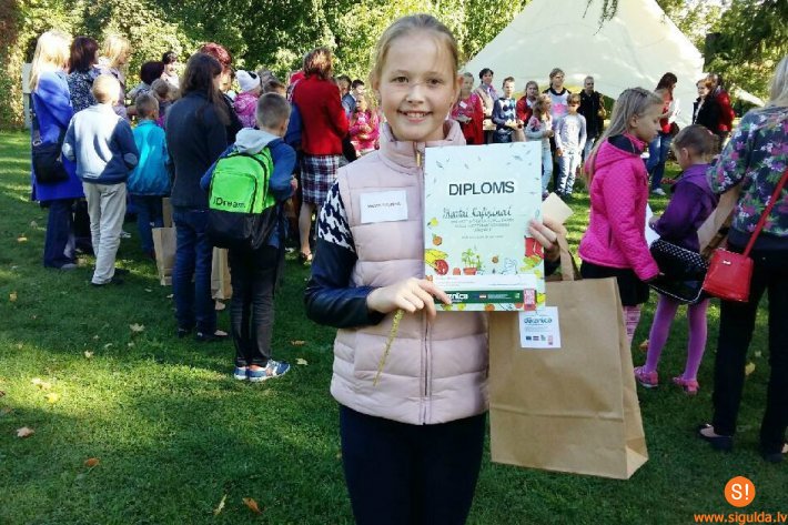 Laurenču sākumskolas skolniece piedalās konkursa „Dārznīca” noslēgumā