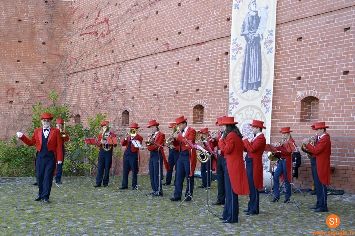 Turaidā apmeklētājus priecēs pūtēju ansamblis