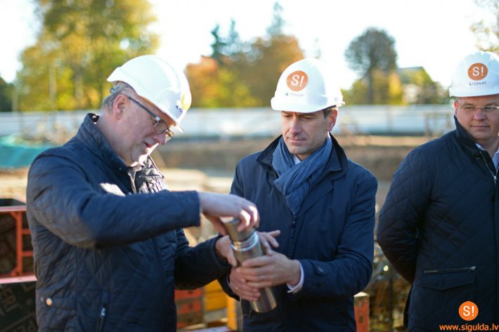 Siguldas sporta kompleksā iemūrē kapsulu ar vēstījumu; būvniecībai varēs sekot līdzi tīkla kamerā